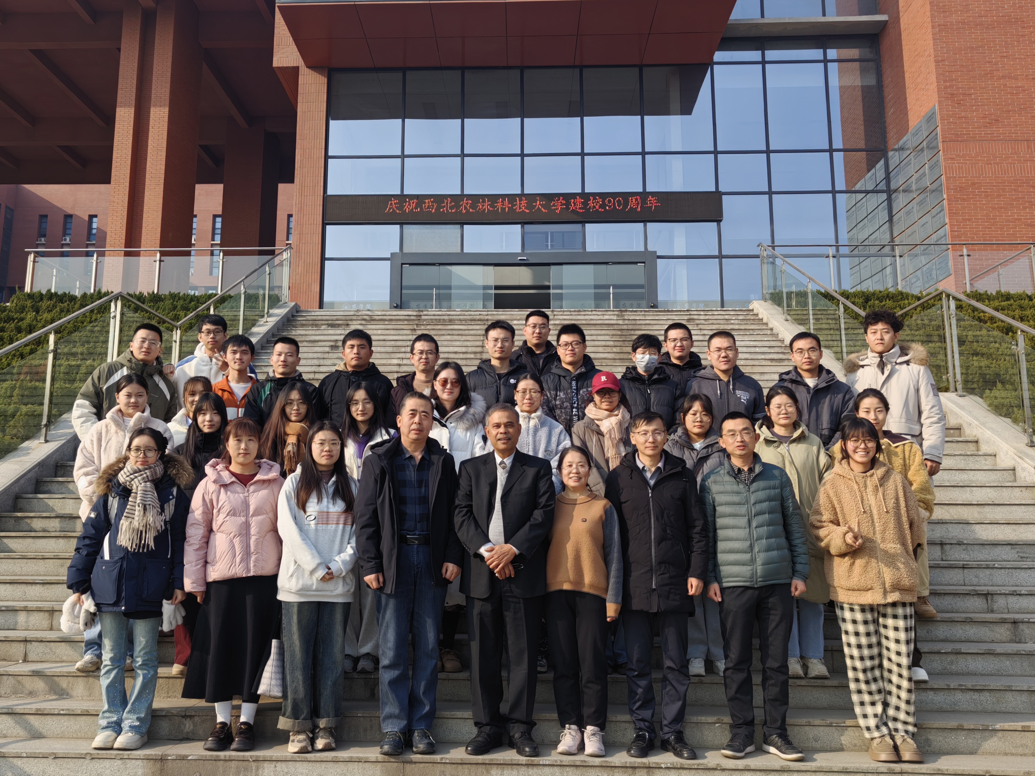 图五 Dipak教授、王瑞云教授与公司师生合影。.jpg