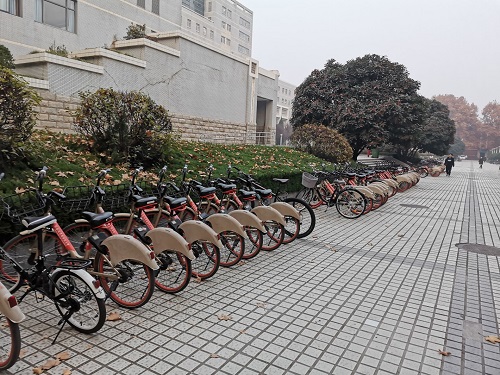 f7e9cc8402ff43b4993b8fb0f08cf5db.jpg 八教摆放车子后情景.jpg