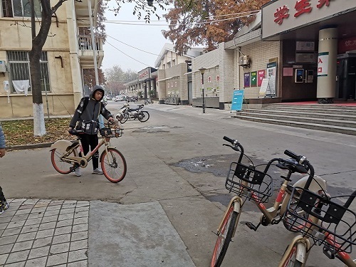 ae997058a06c4c49a13e3aa66f9d9dea.jpg 一同学在摆放车子.jpg