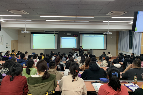 ed0b69a8e96b424f81e14ad2f7abdb15.jpg 报告会现场.jpg