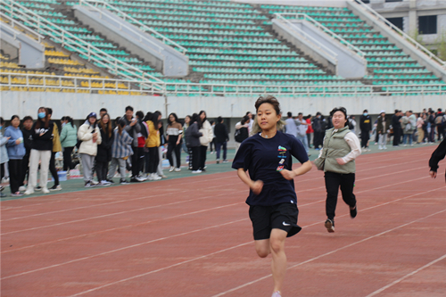 05256eea8791480897bd0346c65cdcd5.jpg 女子200米.jpg