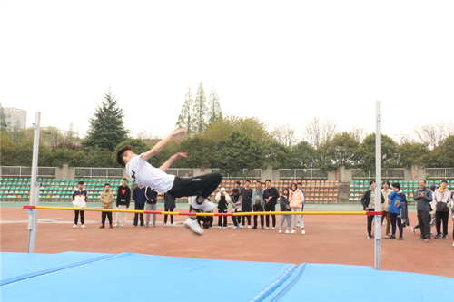 0a75040f489f4f81b12baad538208815.jpg 男子跳高.jpg