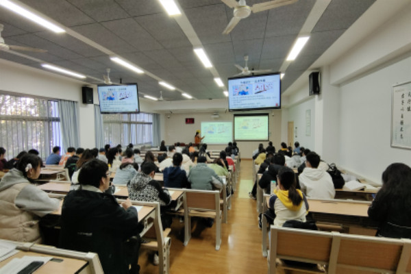 07dd97df458b47f4b691f0ce5813c678.jpg 报告会现场_副本1.jpg