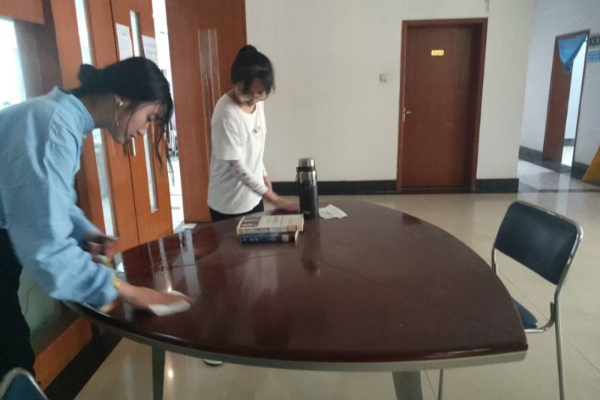 3891a1a2ecb44b51a161063ebbdc55eb.jpg 同学们打扫 (1).jpg