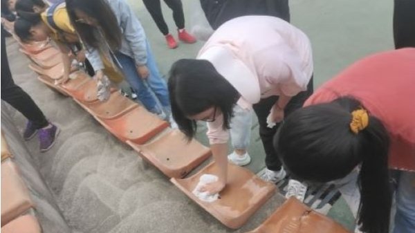 490442f49744441cba82e5e4f3d0c119.jpg 同学们在打扫卫生.jpg