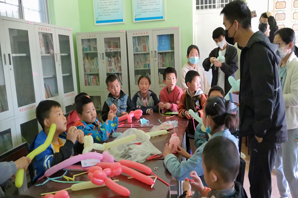 4a46618e21054bd99ffdbe160feaae29.jpg 志愿者给小朋友讲解_副本.jpg