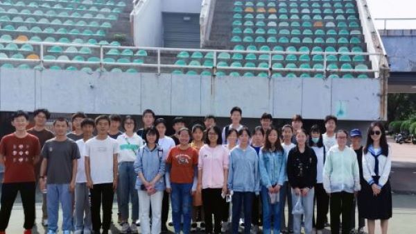 f2bce7b8993645e6a0182d9869616254.jpg 同学们纪念合影.jpg