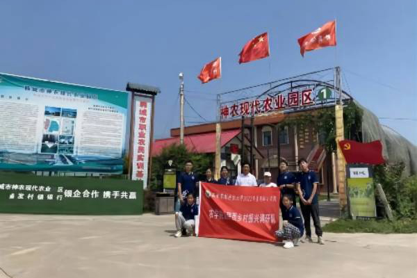 036b6b50d28d48c4a16823aaf4374b4c.jpg 团队成员与庄园负责人在庄园门口合影_副本.jpg