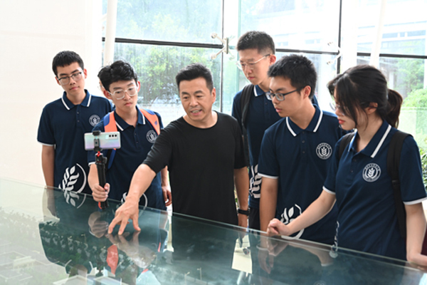 09e5cc49ddd74dc4a298d6d2fe4976d4.jpg 同学们听主任讲解公司建筑.JPG