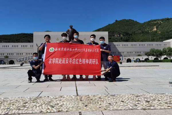 92e6972739ee4f2bb6fc9549c42c7ef0.jpg 在毛主席铜像下合影_副本.jpg