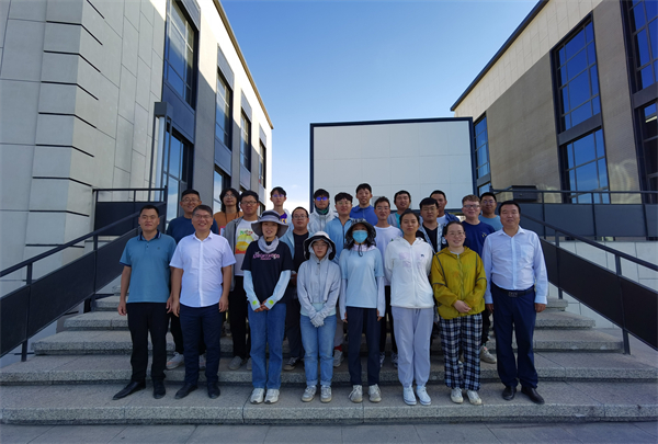 f7e90cc329d34330884768943f9db6c8.jpg 实习生合照.jpg