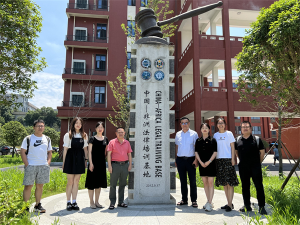 5fe80276d8634f77a434704c1b432b7d.jpg 图3 调研团队与老师合影.jpg