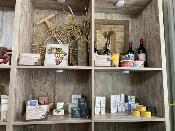 a1b8a59842d74e4b8613cb0e005a9bb4.jpg 图2 研究中心展示.jpg