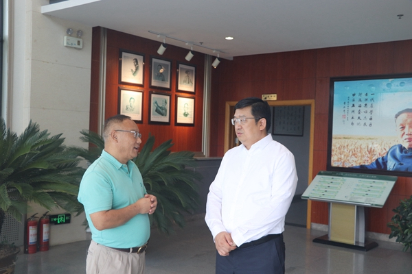 1张海成书记介绍公司情况.jpg