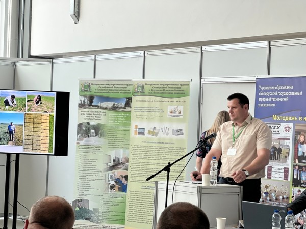 36644c270b9d44c8940a1288a1d3f88a.jpg 亚历山大博士作报告1_副本.jpg