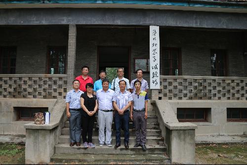 张教授与公司专家参观合影