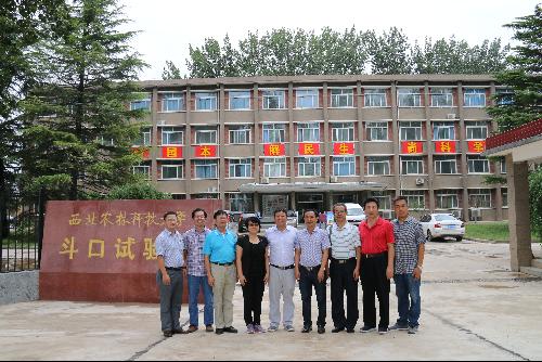 张教授与公司专家参观合影